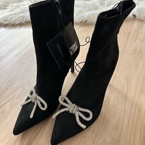 Faux suede black heeled boots with strass ribbon